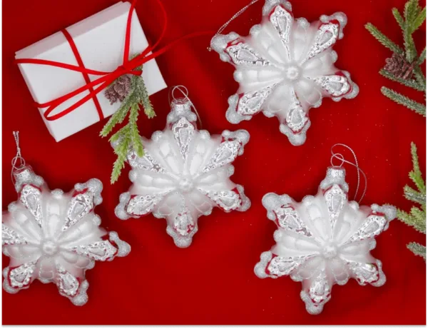4piecesnowflakeset2 4 pieces Snow Flake ornaments with gift for the season