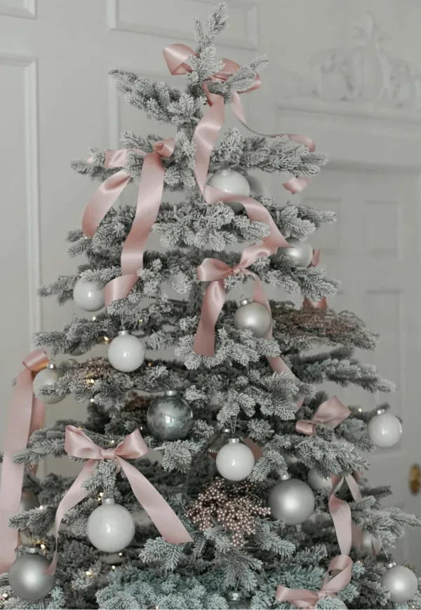 rushmoretreedecorated White Essential Glass Ornaments (24 Pack) decorated Rushmore Flock Artificial Christmas Tree
